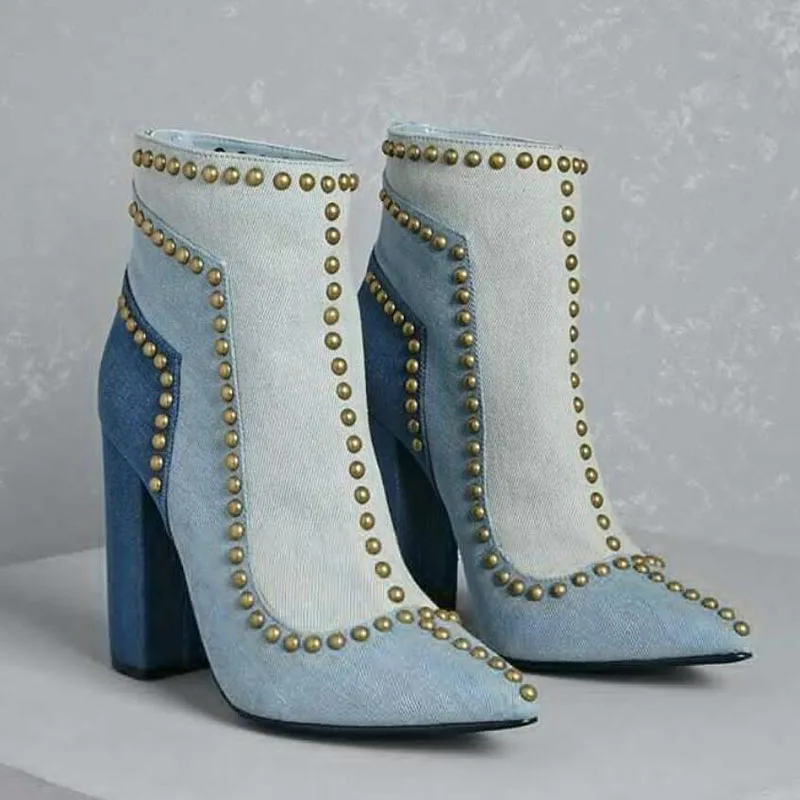 Botines de mezclilla mezclados con remaches de línea pequeña dorada, botas de retales de color azul claro con punta estrecha y tacón grueso, botines de vaquero con cremallera