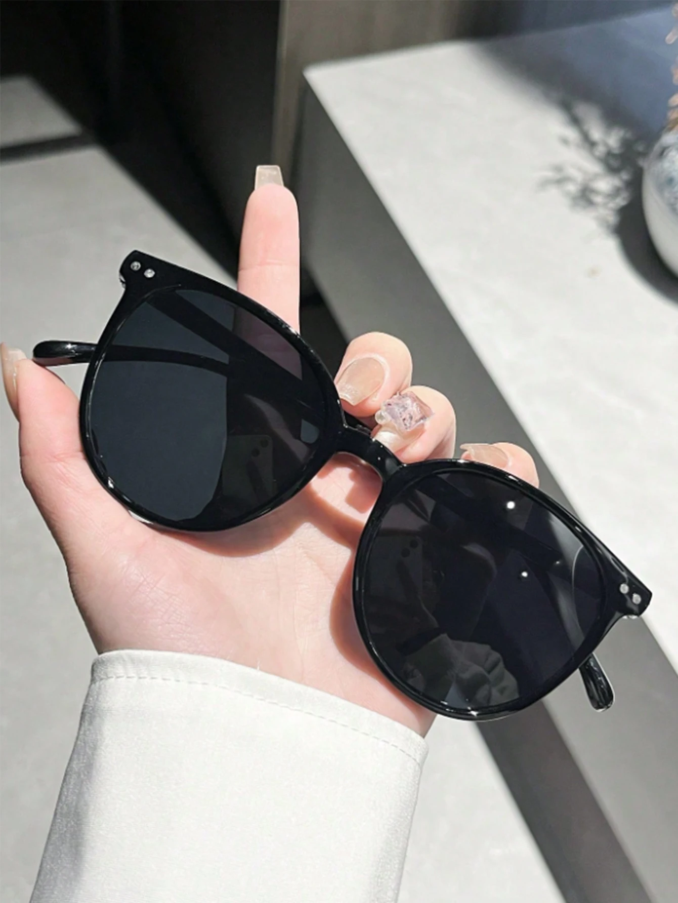 1 Stück modische Sonnenbrille mit rundem Rahmen und Nietenverzierung, geeignet für den täglichen Gebrauch, Straßenfotografie, Strand, Camping – Detail 3