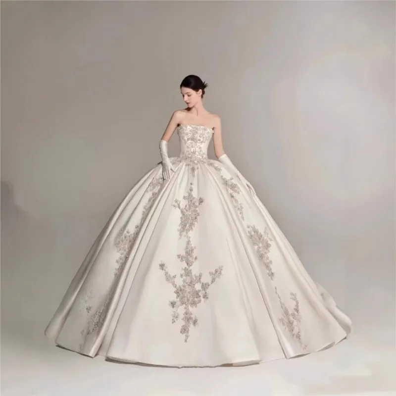 

A new heavy-duty luxurious strapless one-shoulder dress with satin main fabric