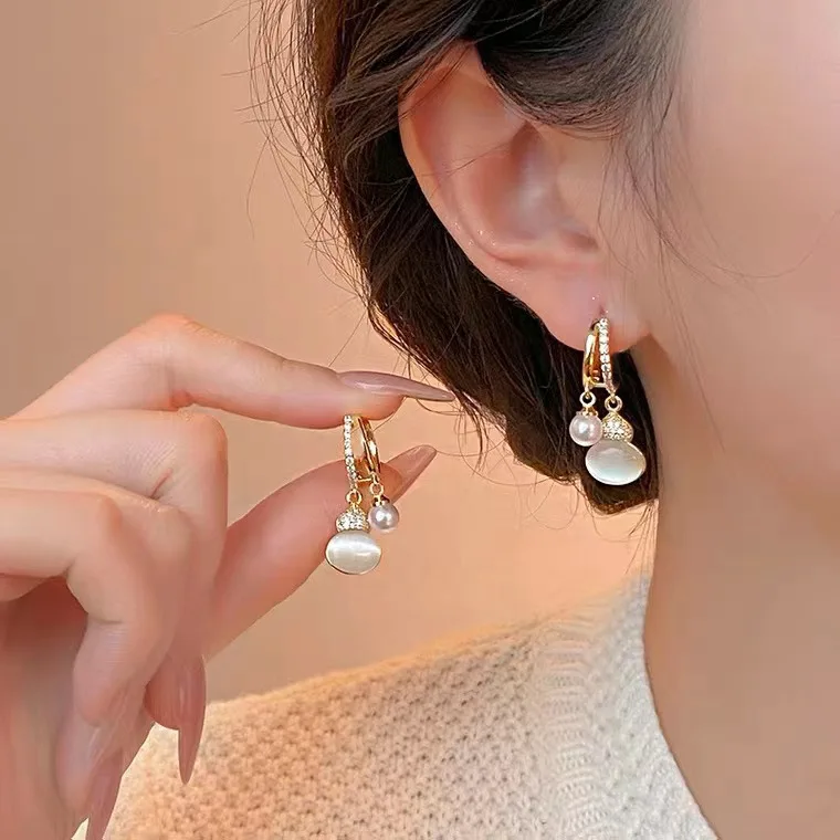 Pendientes de moda Aros colgantes de perlas para mujer - Joyería colgante de circonita cúbica chapada en oro para uso diario y de fiesta