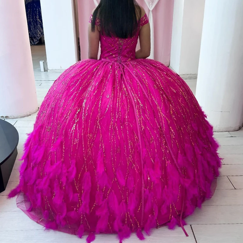 ที่กําหนดเอง Rose สีแดงเงา Quinceanera Ball Gown ปิดไหล่เลื่อมประดับด้วยลูกปัด Feather Tull หวาน 16 ชุด Vestidos 15 De