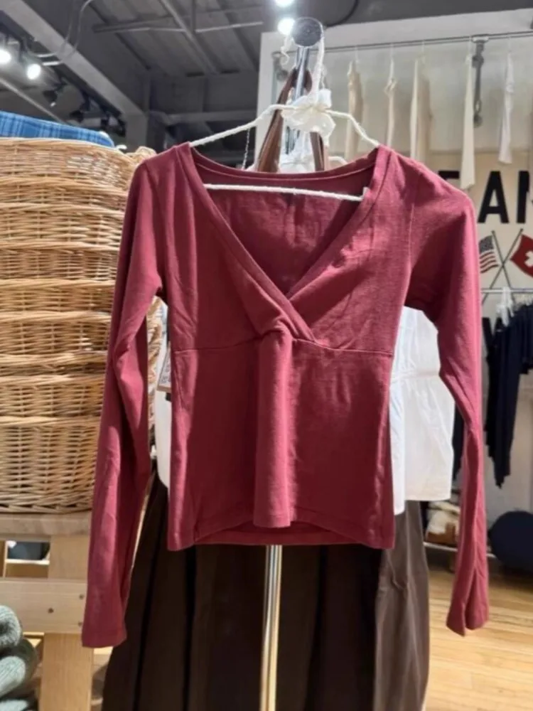 

Красные сексуальные тонкие футболки с v-образным вырезом, женская осенняя новая уличная одежда, повседневные хлопковые футболки с длинными рукавами, милая шикарная футболка в консервативном стиле, топ Y2K