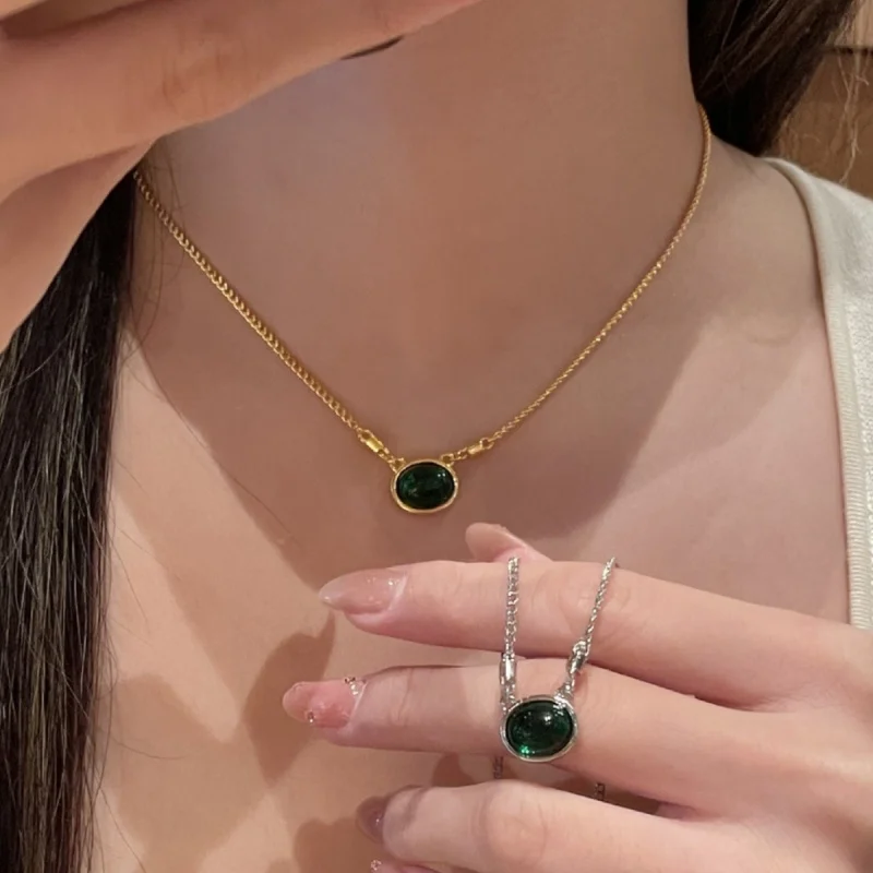 

Retro design high-end oval pendant Green gemstone necklace fashion light luxury commuting simple charms banquet jewelry gifts