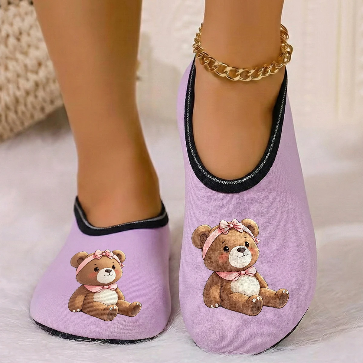 شبشب نسائي لطيف يمكن ارتداؤه في الفصول الأربعة مطبوع عليه دمية دب من جلد الغزال يسمح بمرور الهواء ومرونة عالية في الأماكن المغلقة ومضاد للانزلاق