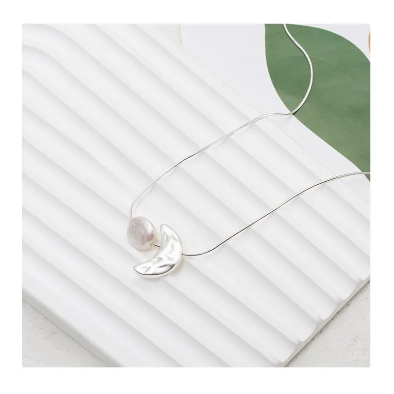 

Pearl Necklace Women's Simple Korean Korean Edition Moon Necklace High Sense Small Fresh Baroque Pearl Necklace