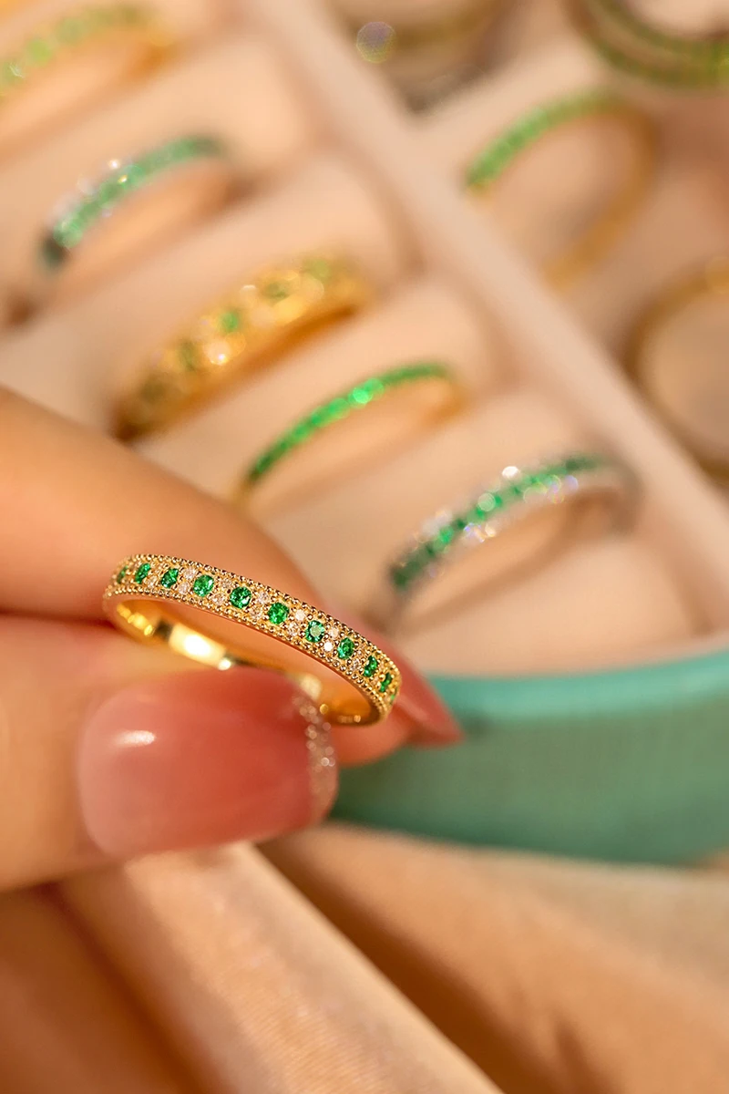 LUOWEND 100% 18K Yellow Gold Rings Vintage Elegant Style Shiny Diamond Natural Swat Emerald Ring for Women High Party Jewelry