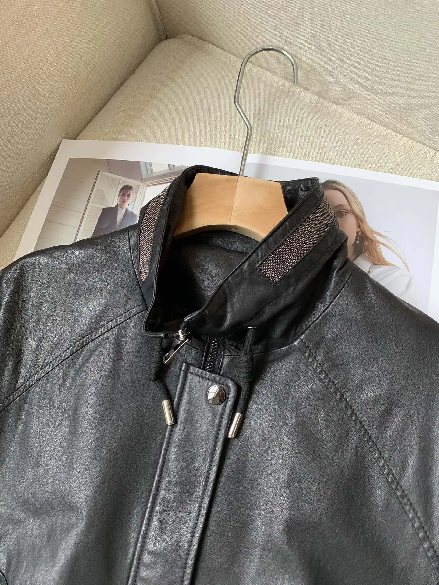 Chaqueta de piel de Oveja Negra para mujer, abrigo con cadena de cuentas, cuello levantado, manga larga, Color sólido, moda de otoño e invierno