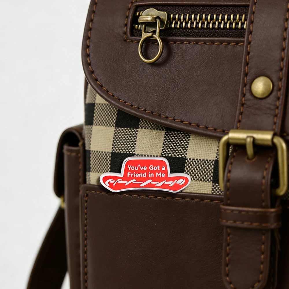 Du hast einen Freund in mir Emaille-Pin Animierter Filmthema Roter Hut Design Brosche Cartoon-Abzeichen Kleidung Taschenaccessoire Fan-Geschenk – Detail 10