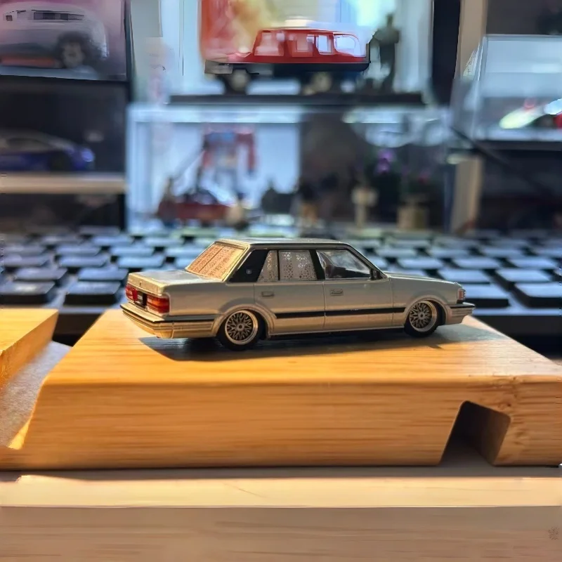 In Stock Xcartoys Poprace 1:64 Custom Crown Gen.7 Stanced Low Ver. Y51‑09 Diecast Alloy Car Model Classic Business Sedan Gift