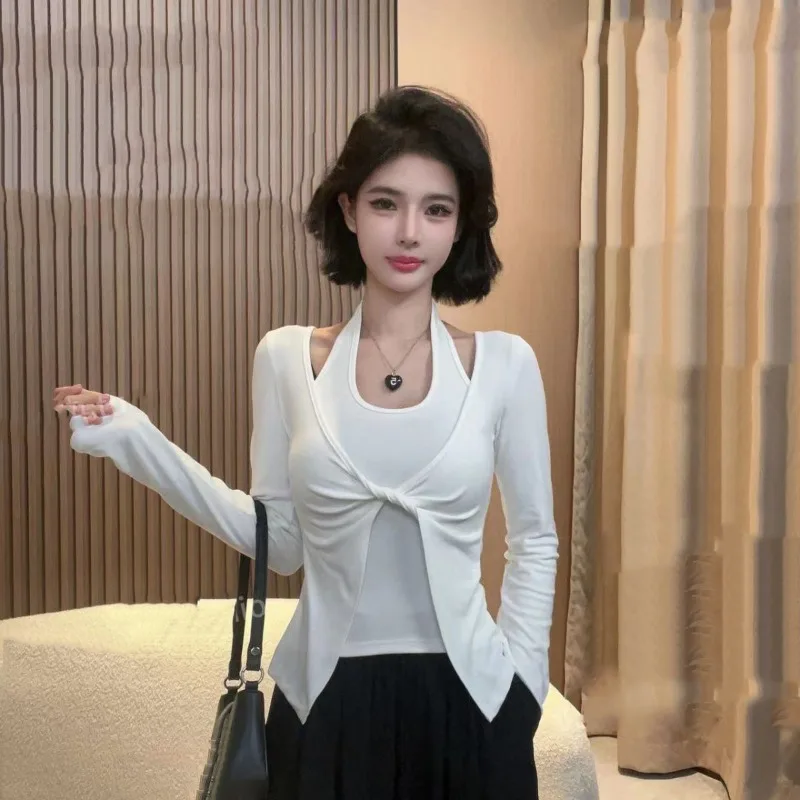 

Fake Two-piece Halterneck Long-sleeved T-shirt for Women in Autumn New Twist Design Niche Chic Top Base