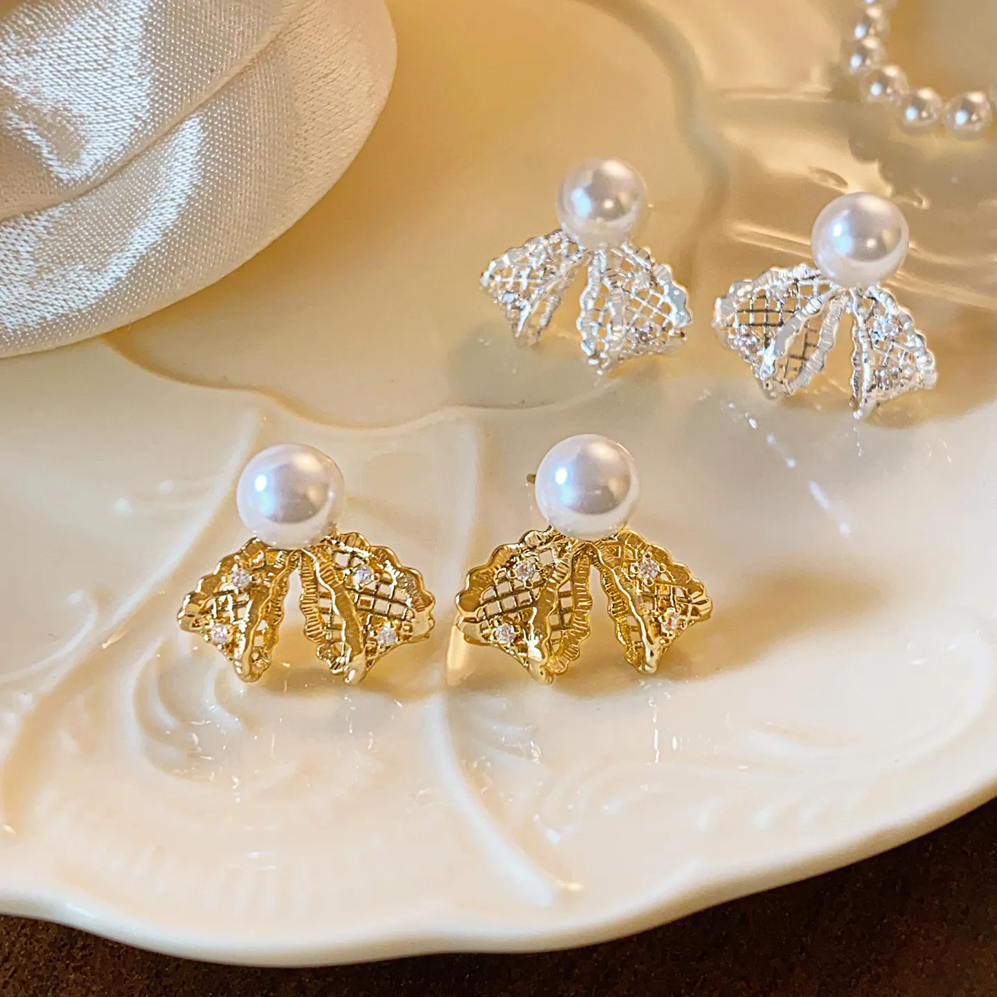 Elegante hohle filigrane Schleifen-Perlen-Ohrstecker, vergoldet, mit Zirkonia-Schleifen-Perlen, für Damen, Hochzeit, Party, Schmuck – Detail 11