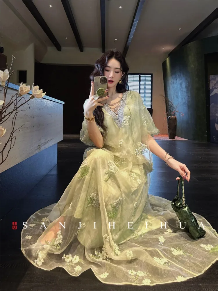 

A new Chinese-style beaded embroidered gold dress with huge and beautiful heavy mesh fabric