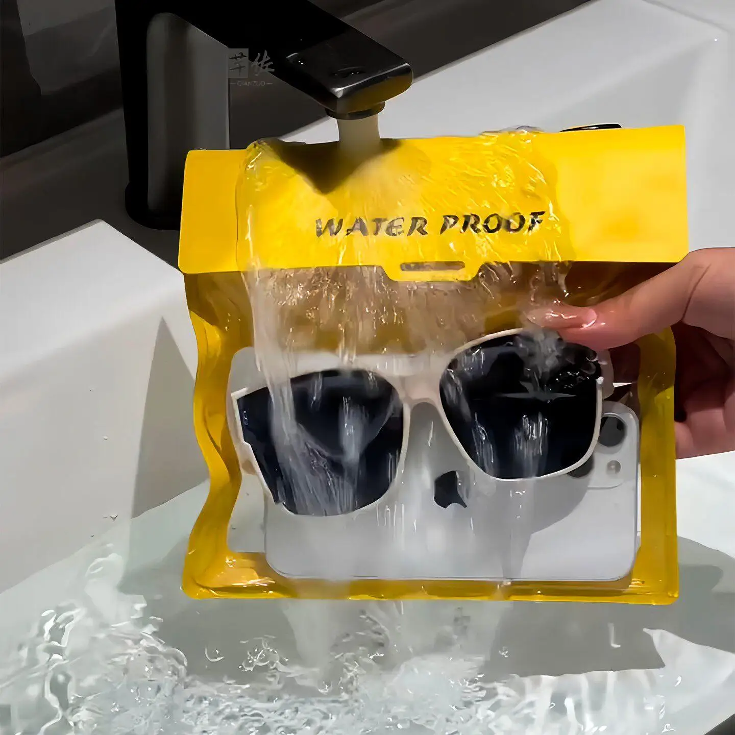 Waterproof Touchscreen Phone Bag for Swimming And Outdoor Activities Special Beach Bag with Floating Airbag for Drifting