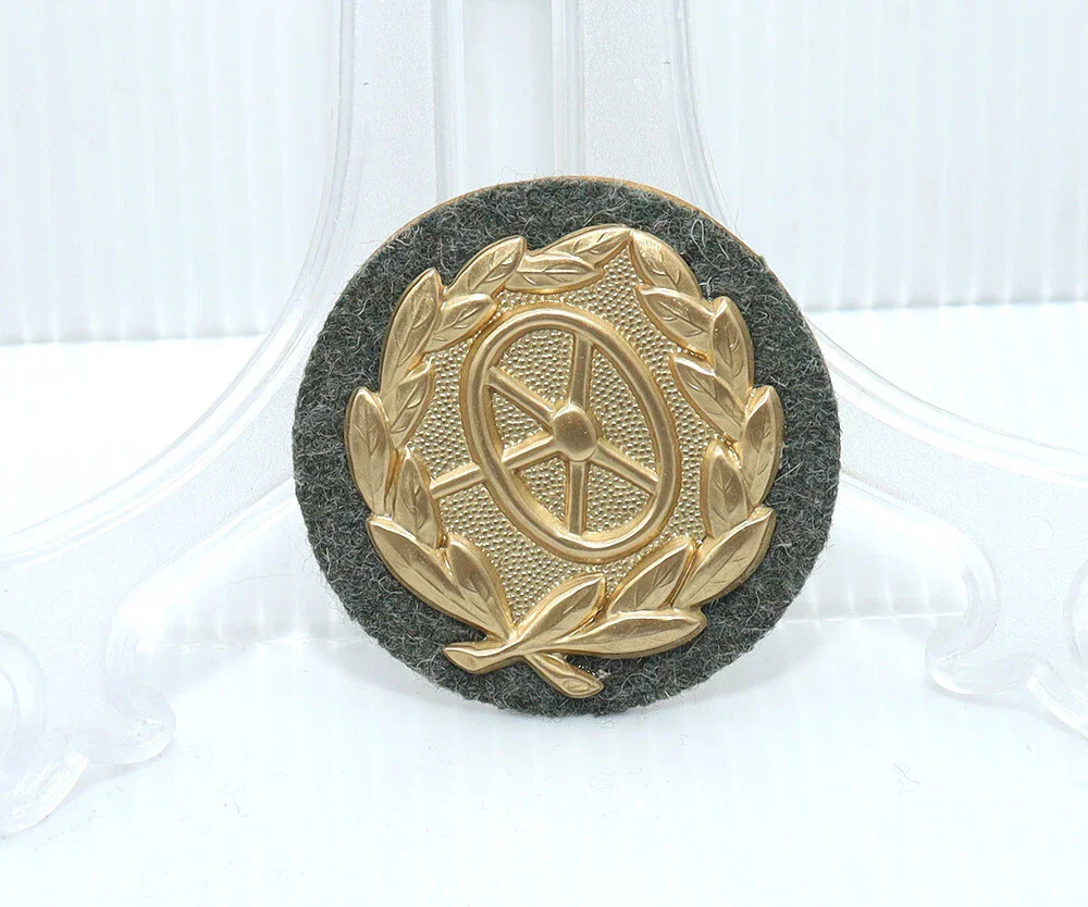 

Золотой знак отличия водителя немецкой армии времен Второй мировой войны (нарукавный знак)