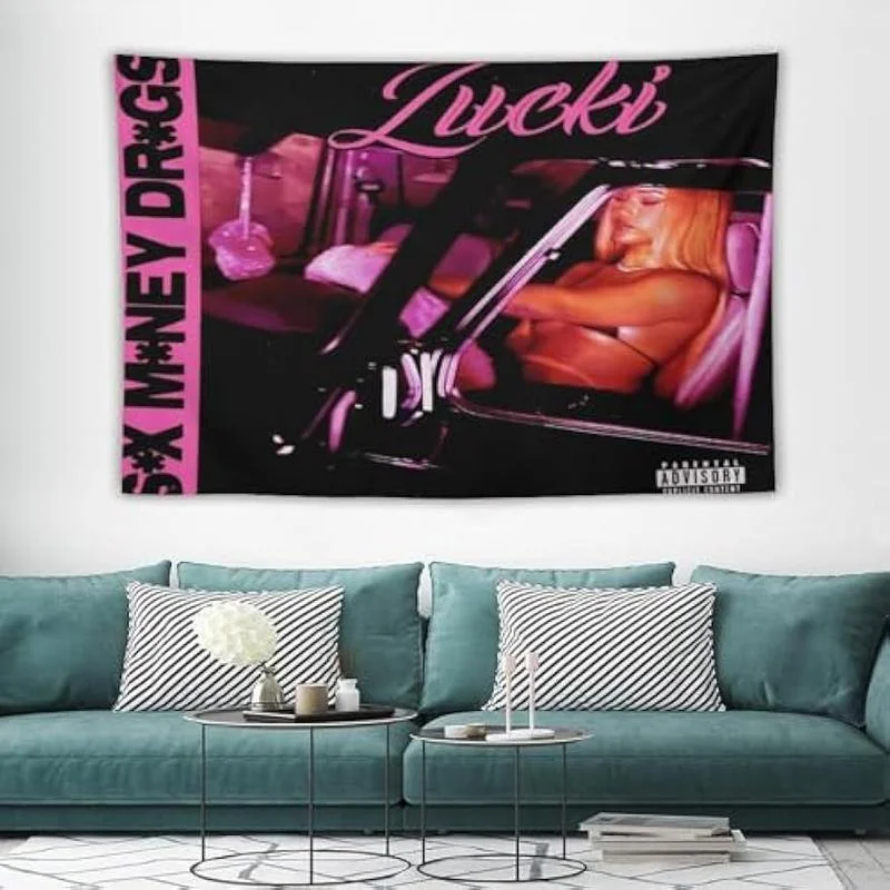 VIKAMA Lucki Album-Cover Wandteppich Schwarz-Rosa Hip-Hop-Stil Wandbehang Trendige Ästhetik Schlafzimmer Wohnheim Heimdekoration – Detail 2