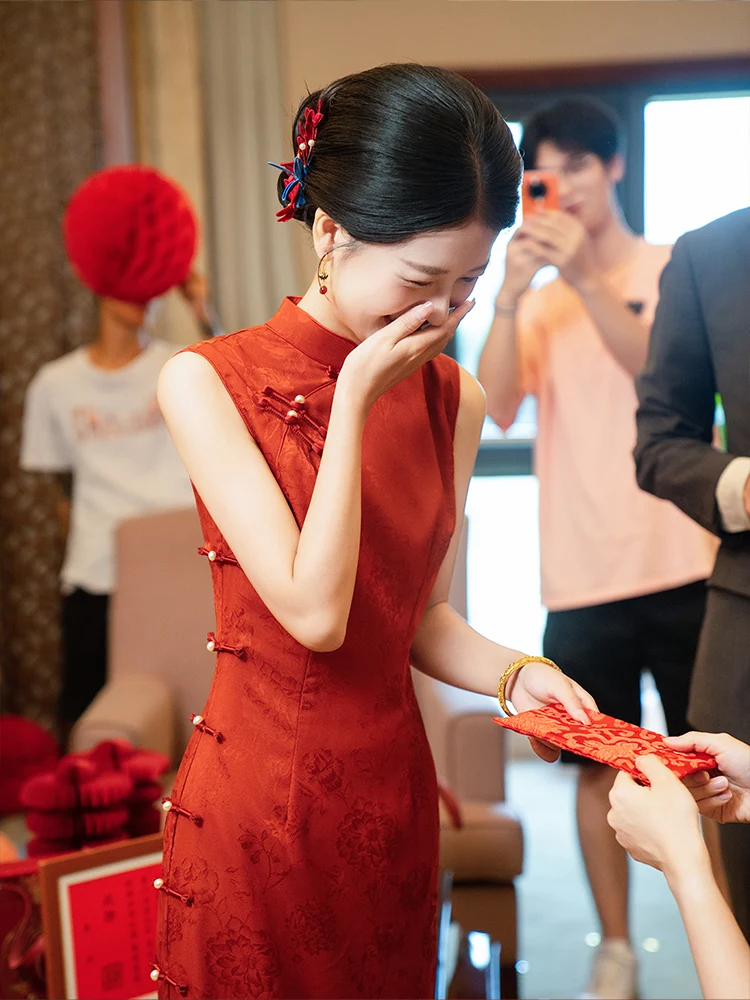 

Красное китайское свадебное платье для женщин: новое, для церемонии, улучшенный дизайн, элитное, для торжественных мероприятий.