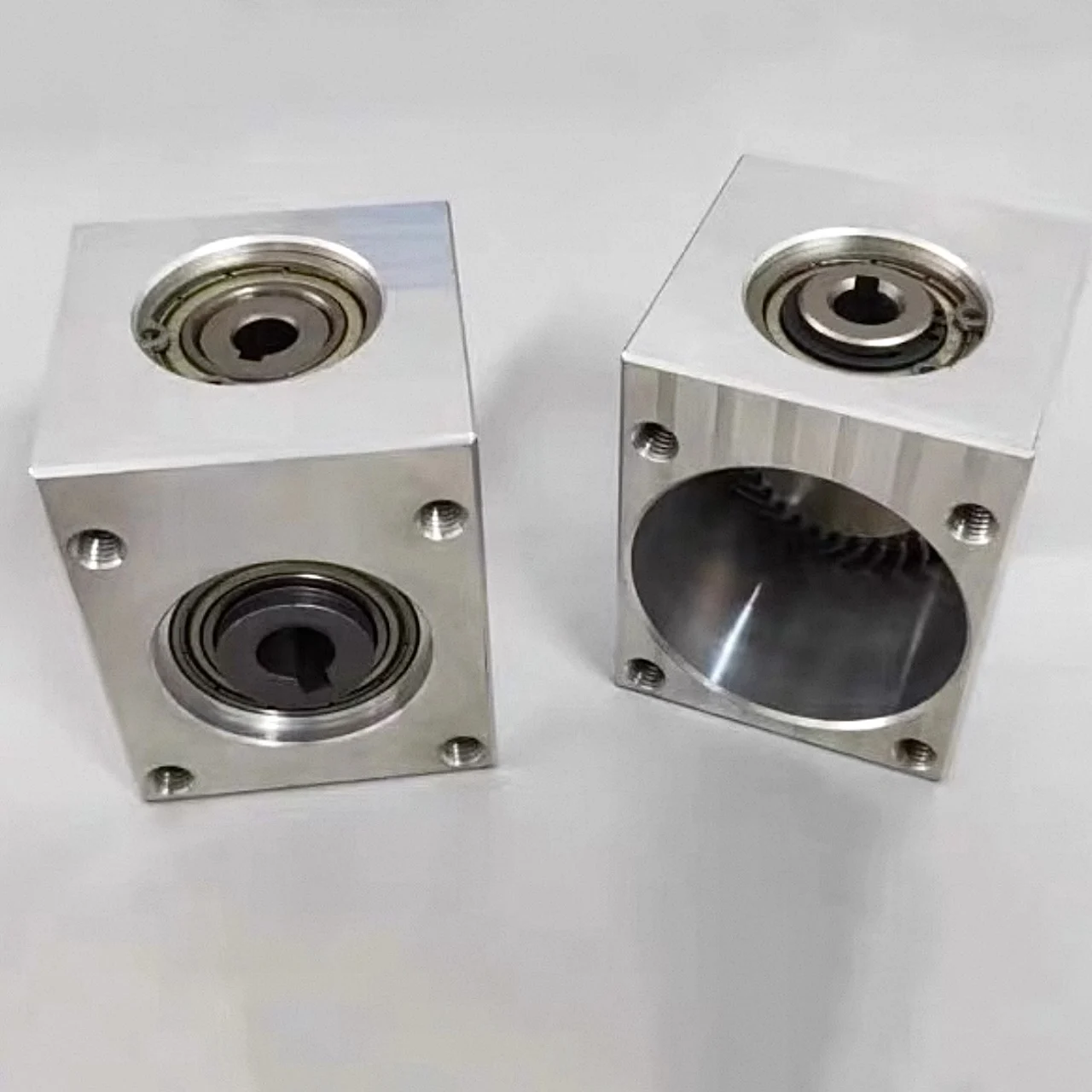 1:2 Automated Production Line Right Angle Drive Reversing Gearbox 8-17mm Hex/D-Shaft Spiral Bevel GearBox for Industrial Use