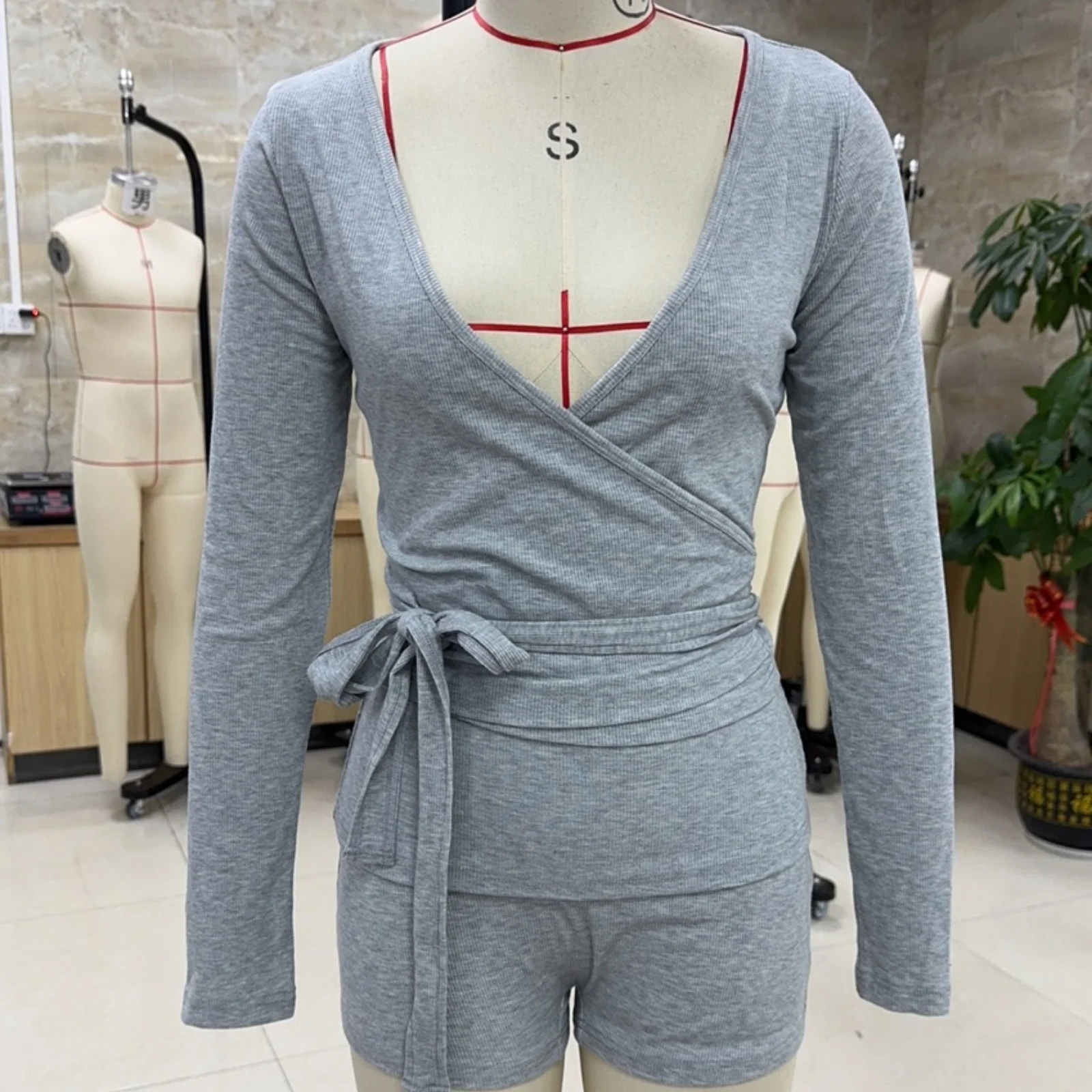 طقم شورت نسائي للتمرين بقصة ضيقة بلون سادة وأكمام طويلة ملفوفة وسروال قصير مكون من قطعتين ملابس رياضية صيفية قابلة للتنفس #4