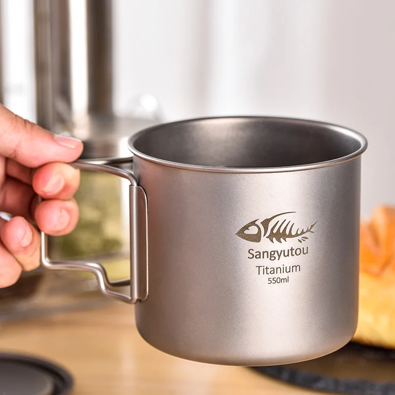 كوب قهوة من التيتانيوم النقي بمقبض قابل للطي للتخييم في الهواء الطلق، كوب ماء للسفر والنزهات، خفيف الوزن ومدمج ومتعدد الأغراض
