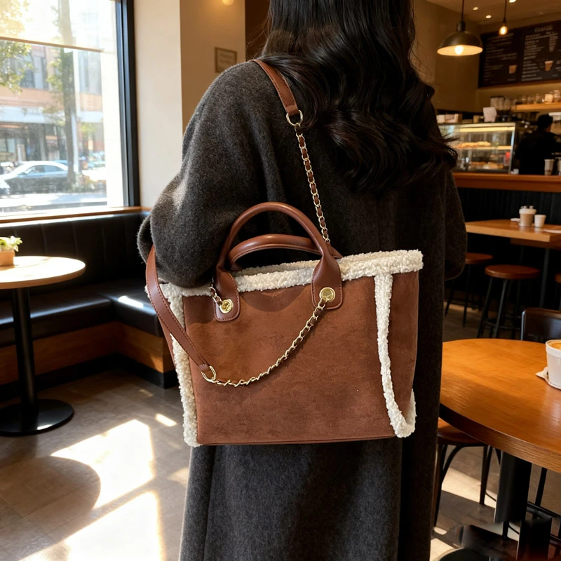 حقيبة كروس أنيقة وبسيطة للنساء تتميز بشعار فريد بلون سادة وأزياء راقية #6