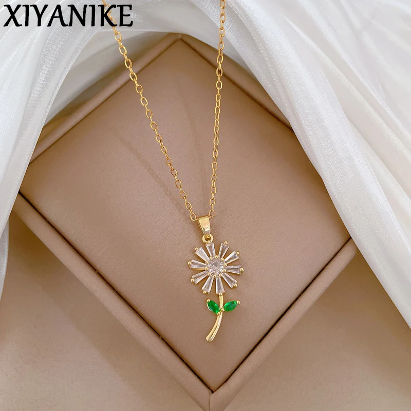 

XIYANIKE 316L Stainless Steel Fresh Niche Green Leaves Crystal Flower Necklace Women Trendy Clavicle Chain Party Jewelry Gift