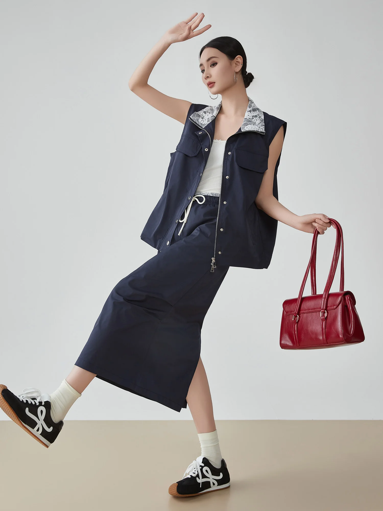 

Комплект из двух предметов: топ-жилет с кружевными вставками и юбка с завышенной талией для женщин, лето 2025, шикарный модный ансамбль