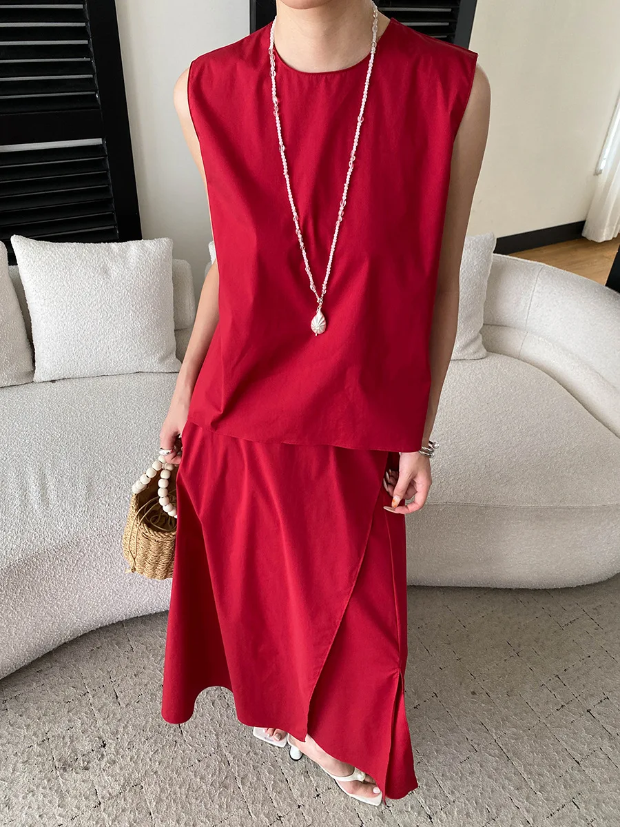 Frühlings- und Sommer-Damen-Set: Lässiges, einfarbiges, unregelmäßig designtes, ärmelloses Westen-Shirt mit Rundhalsausschnitt und Halbrock. – Detail 3