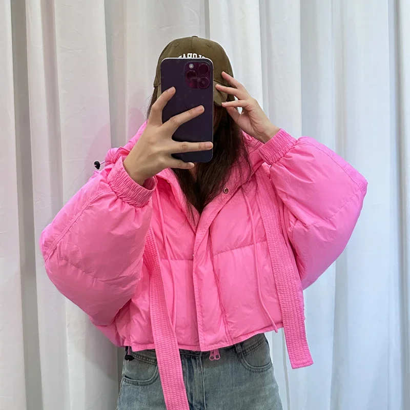 เสื้อแจ็กเก็ตขนเป็ดแบบสั้นสีม่วงมีฮู้ดทรงหลวมสำหรับ2023ฤดูหนาวแขนค้างคาวแบบลำลองเสื้อโค้ทขนเป็ดสีขาวแบบหนาสำหรับผู้หญิง