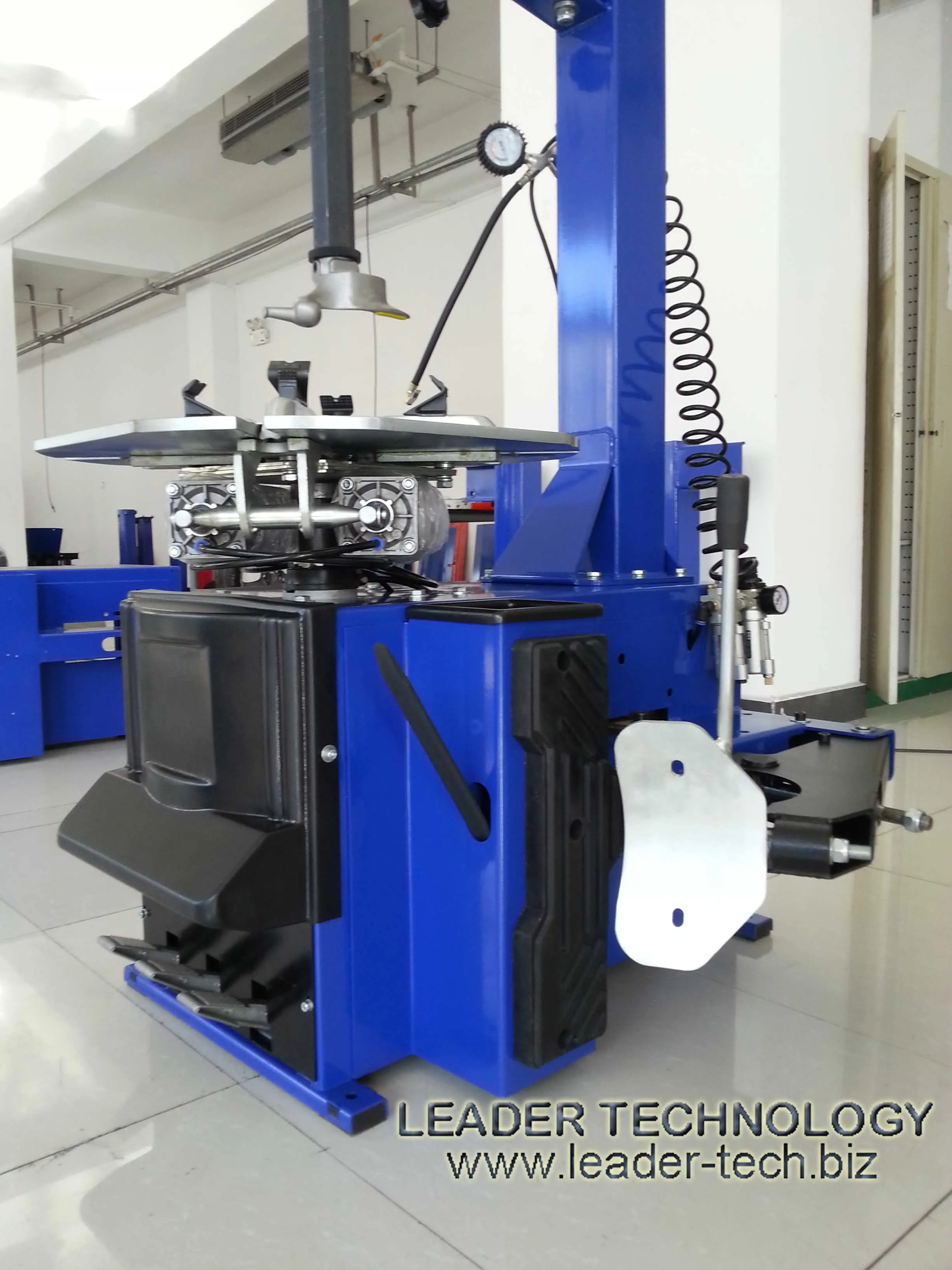 TC-2025 Hydraulic Automatic Tire Changer Machine Auxiliary Arm High Efficiency 900mm Max Wheel Diameter 5500lb