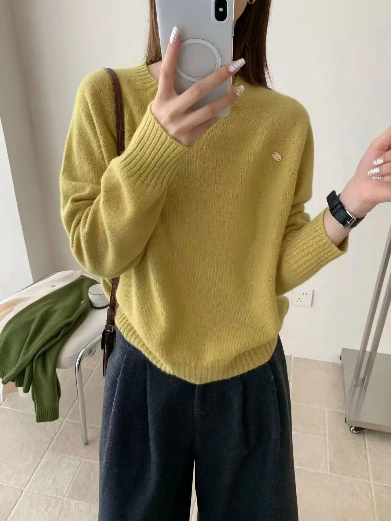 سترة صوفية على الطراز الكوري برقبة دائرية بلون سادة وقاعدة من الصوف المحبوك #6