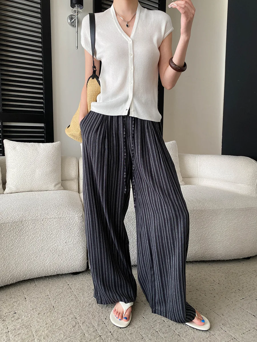 Sommerlicher Damen-Cardigan in unifarbenem, französischem Stil, V-Ausschnitt, figurbetonend, mit Taschen an den Schultern und gestrickten Ärmeln. – Detail 33