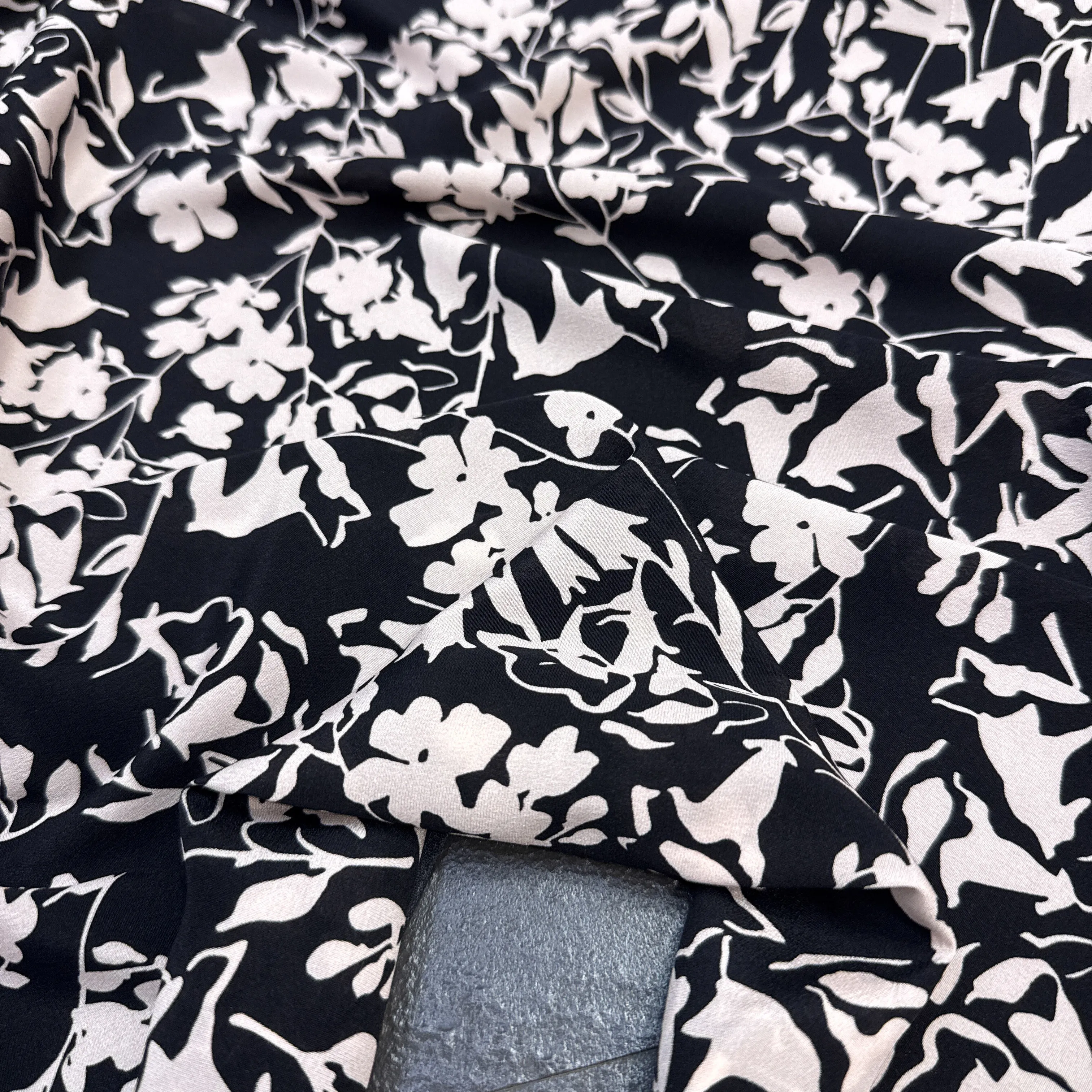 White Floral Printed Stretch Silk Crepe de Chine Fabric for DIY Sewing Summer Dress Pajamas Soft Black Silk Fabric FR7041