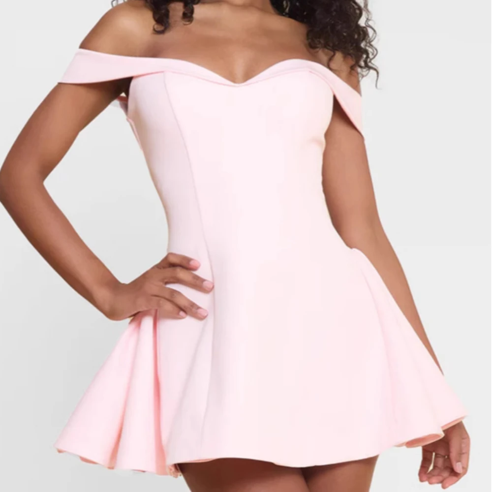 Robe nouvelle épaule dénudée dos nu Sexy sans manches couleur unie douce princesse Style taille courte robe de soirée rose