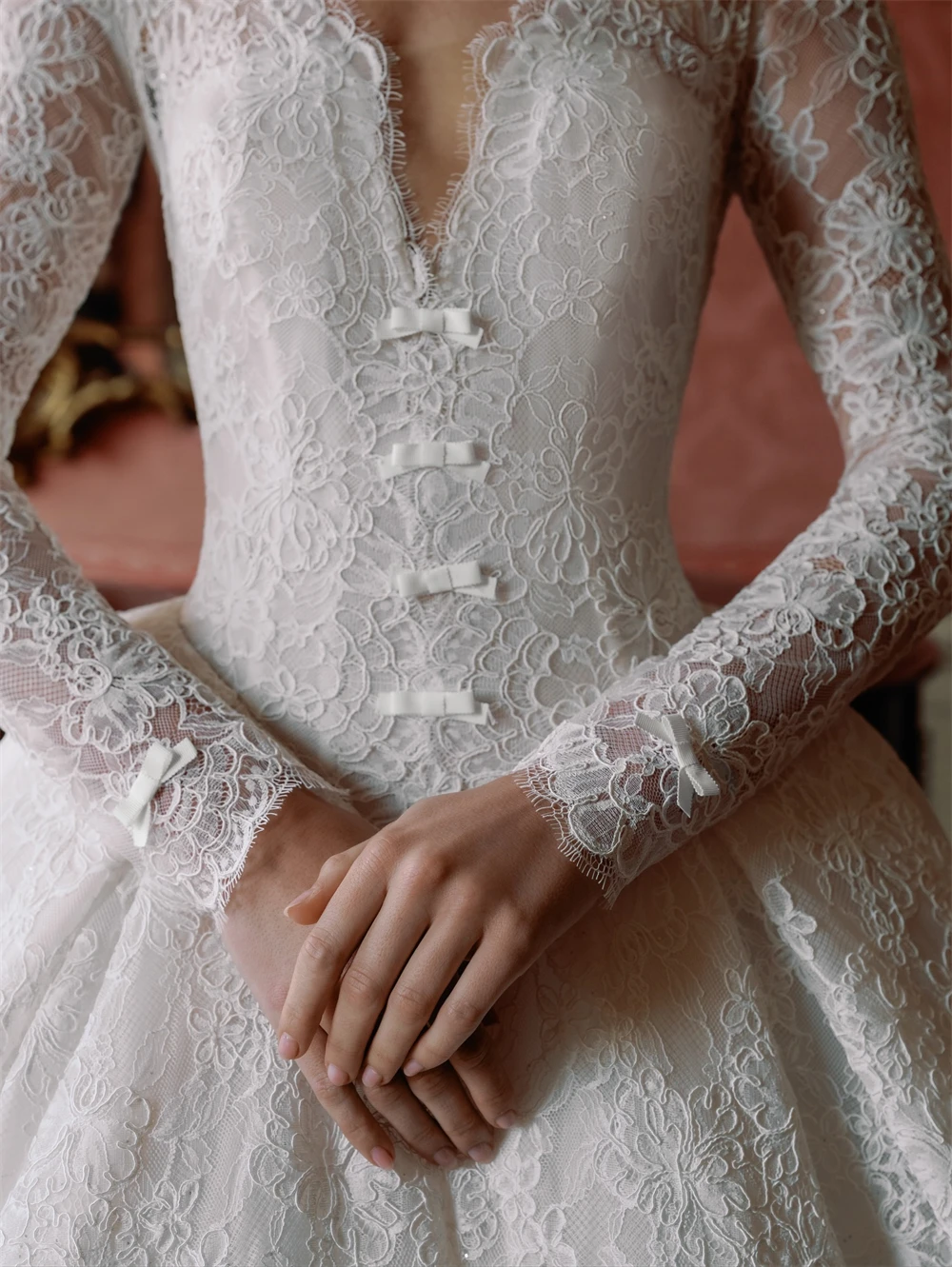 

Customized Boho White Lace Robe de mariée Dreamy V-neck Long Sleeves Bridal Gowns Classic A-Line Chapel Train Wedding Dress