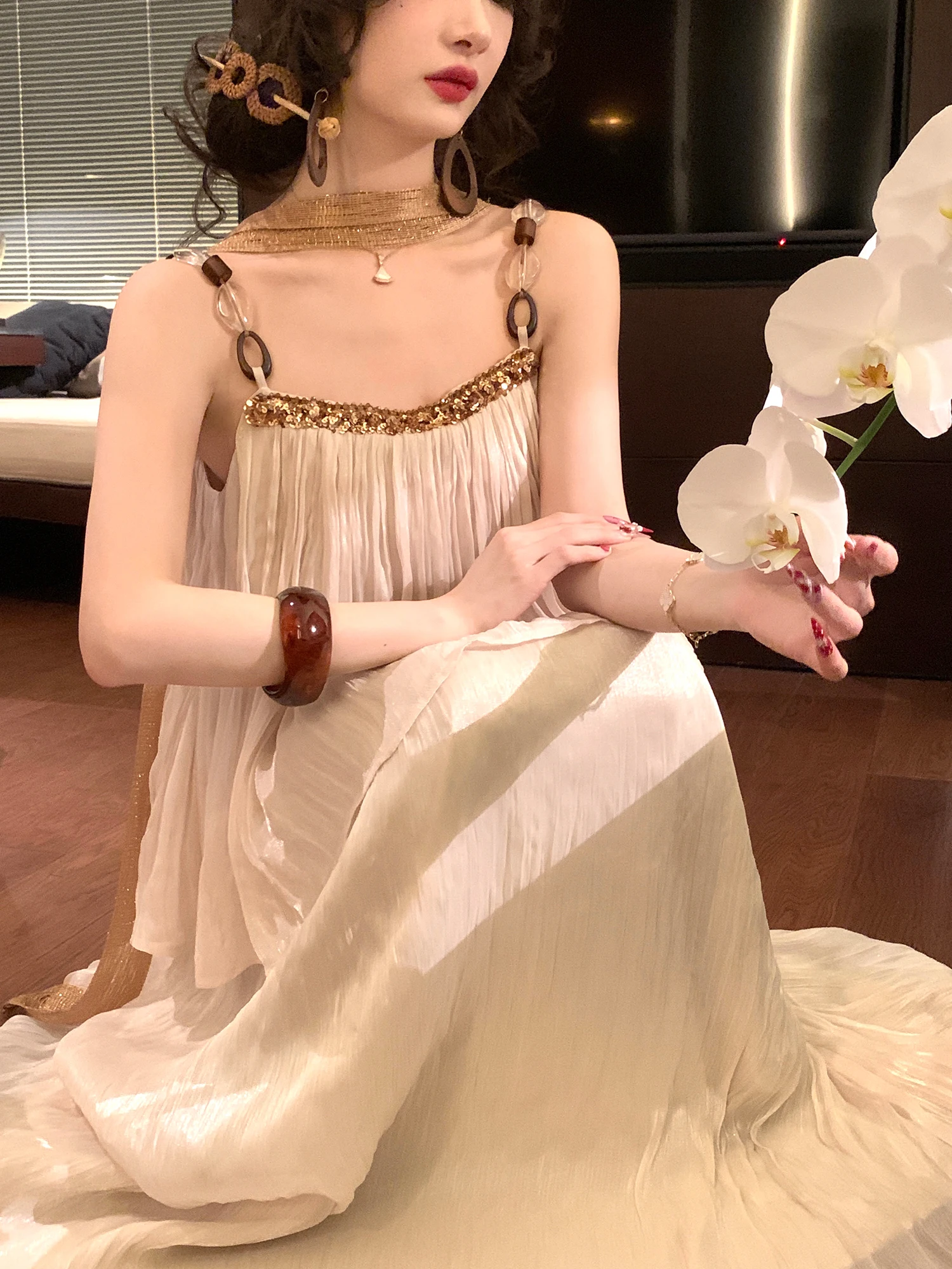 

Elegant Handmade Beaded Flowing Satin Halter Top And Skirt Set Lightweight Romantic Pleated Drapey Half-length Spring Fashion