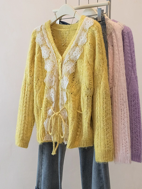 Różowy sweter z dzianiny z koronkowym wykończeniem, dekolt w serek, luźny krój, swobodny styl, długi rękaw, ażurowy wzór, plus size, modny.