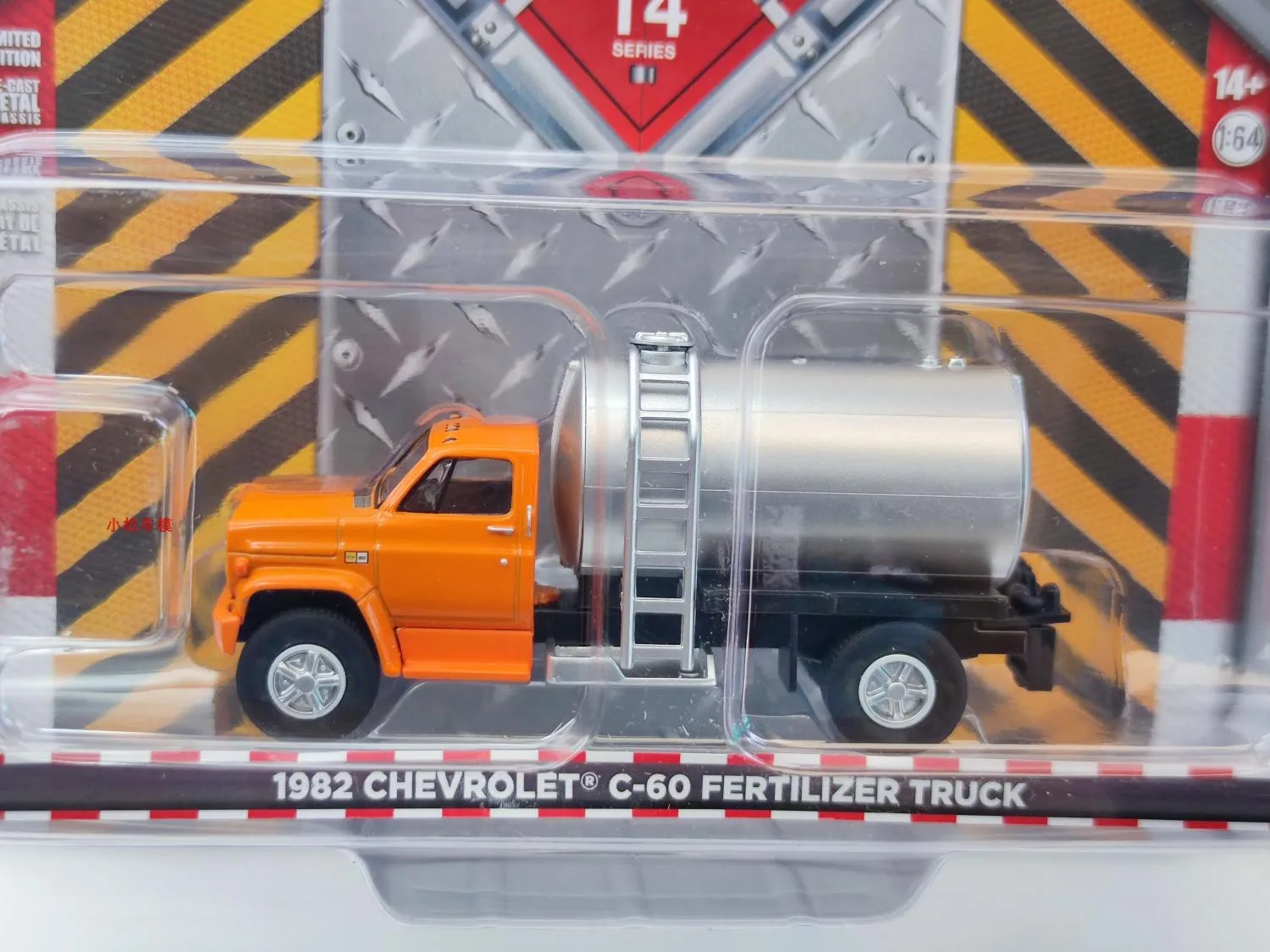 

1:64 1982 C-60 Fertilizer truck Simulation car model children's toy collection ornaments display gifts
