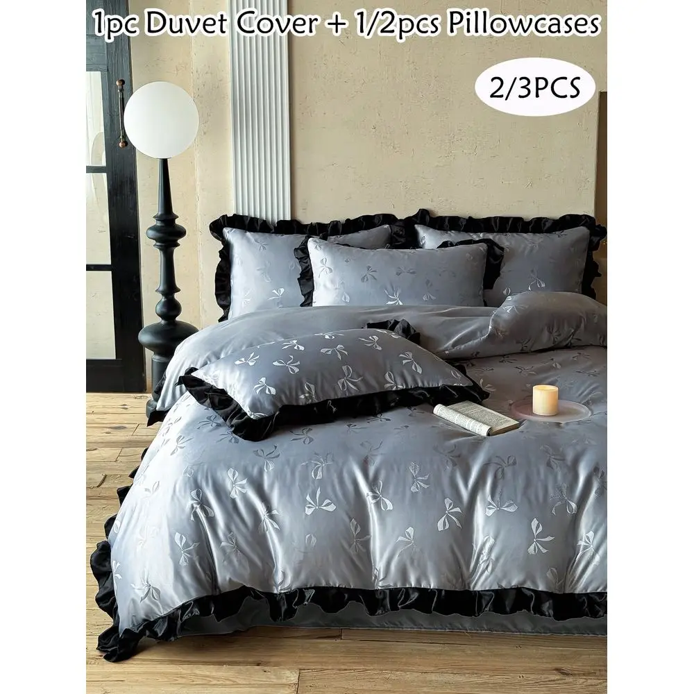 

Комплект из 3 предметов: синий комплект постельного белья из искусственного шелка с жаккардовым узором и бантом, с черной отделкой рюшами, в минималистичном роскошном стиле, подходит для всех сезонов.