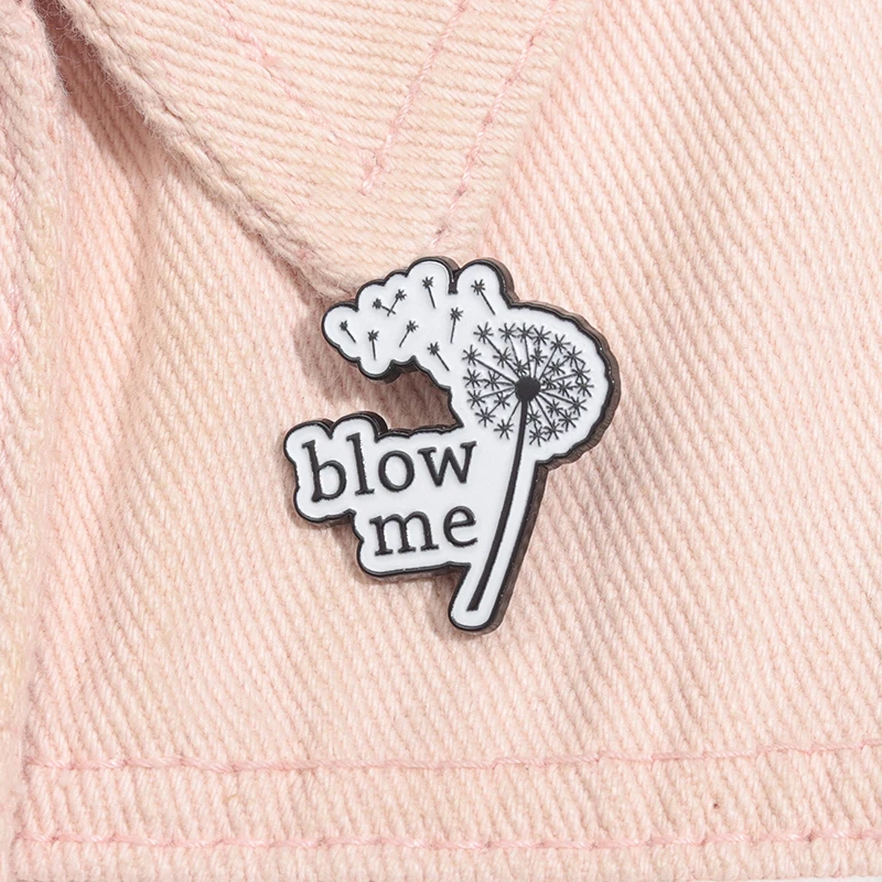 Broche pintado con un sencillo patrón de diente de león en blanco y negro con accesorio de insignia metálica con letra personalizada