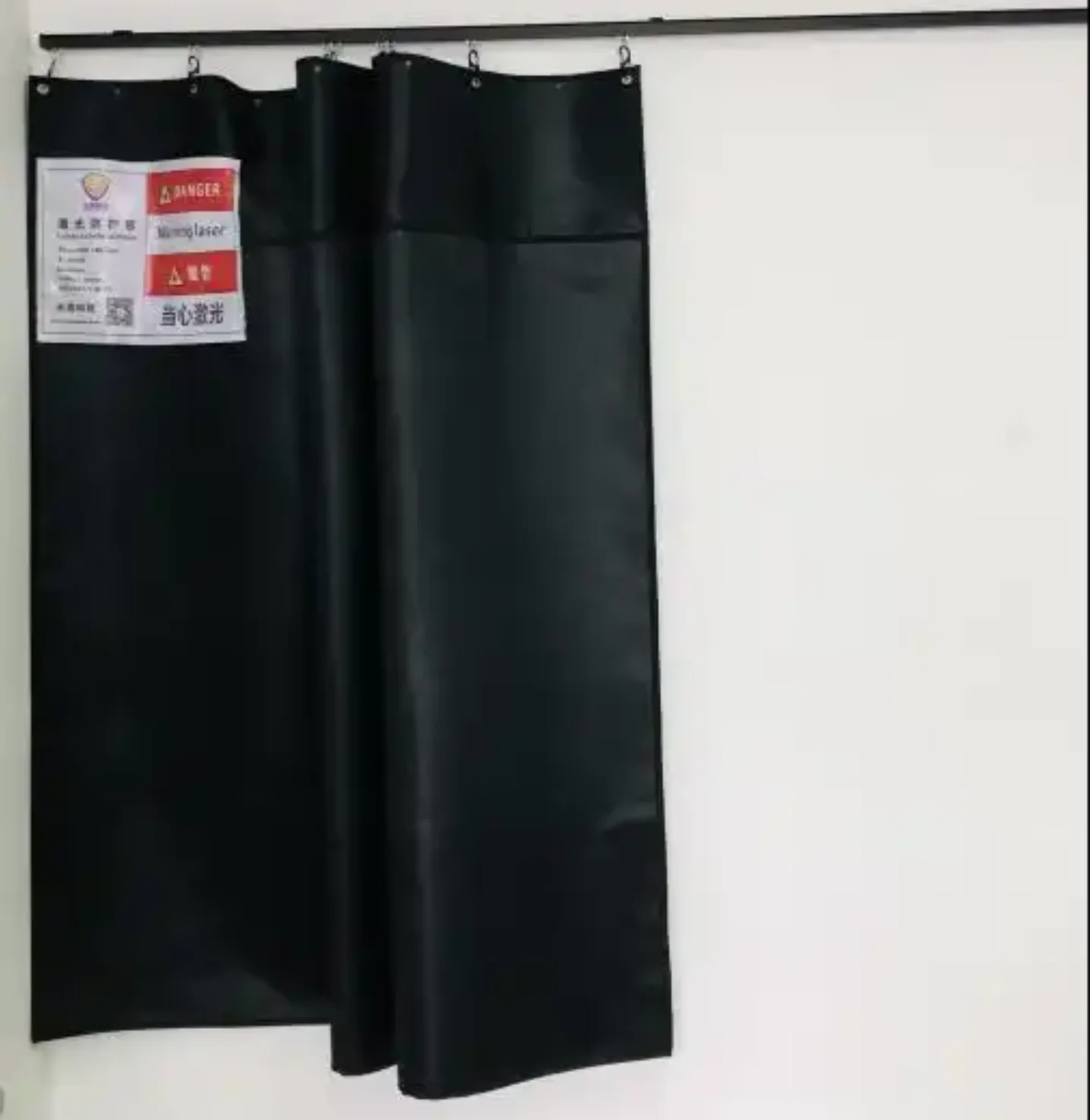 

Защитная штора для лазерной сварки DMK, 1,5 м в ширину x 2,7 м в высоту – незаменимое оборудование для защиты во время лазерных работ