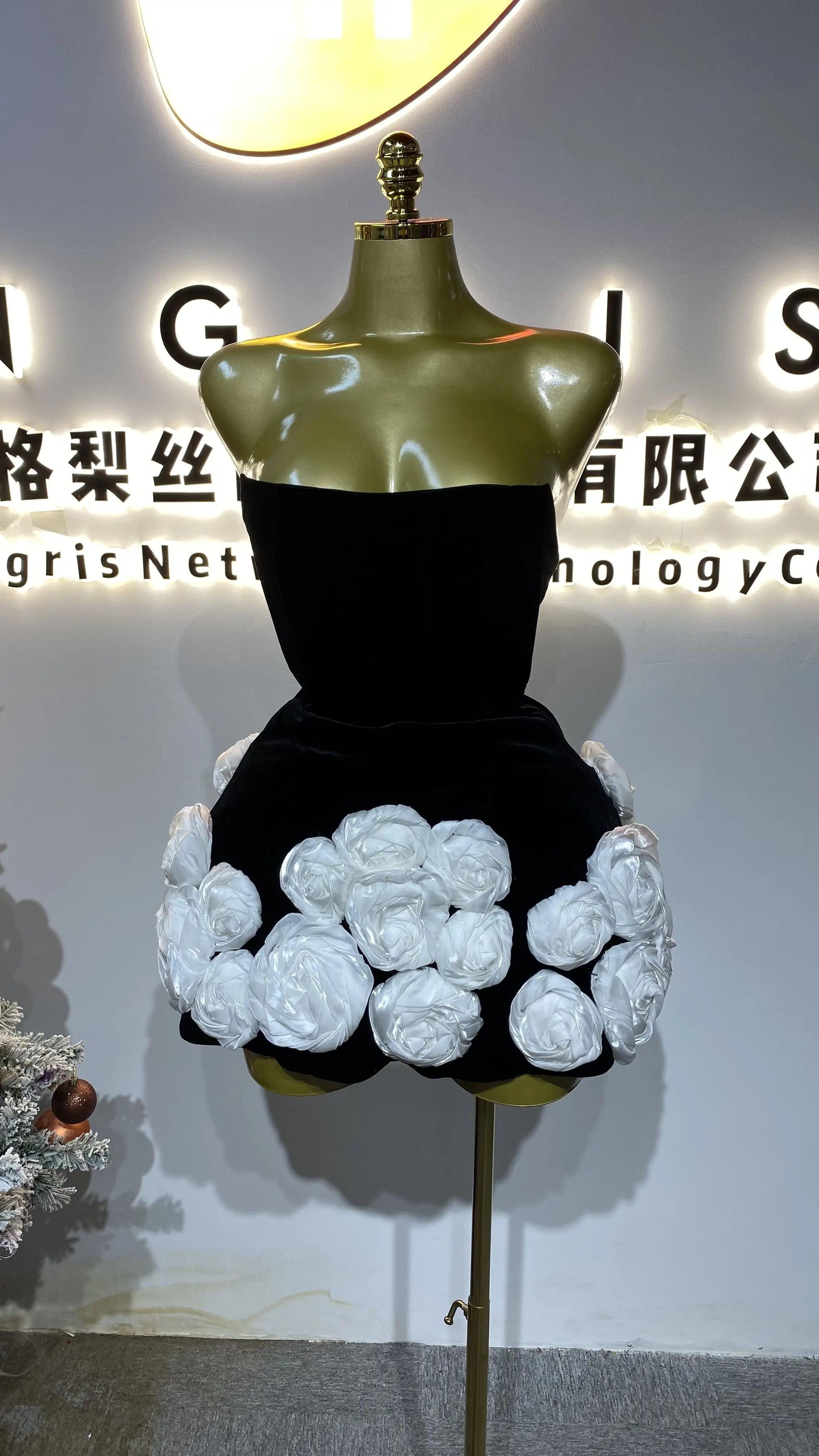 Black strapless floral dress, a party dress in the same style as a fashion blogger.-GZXX448