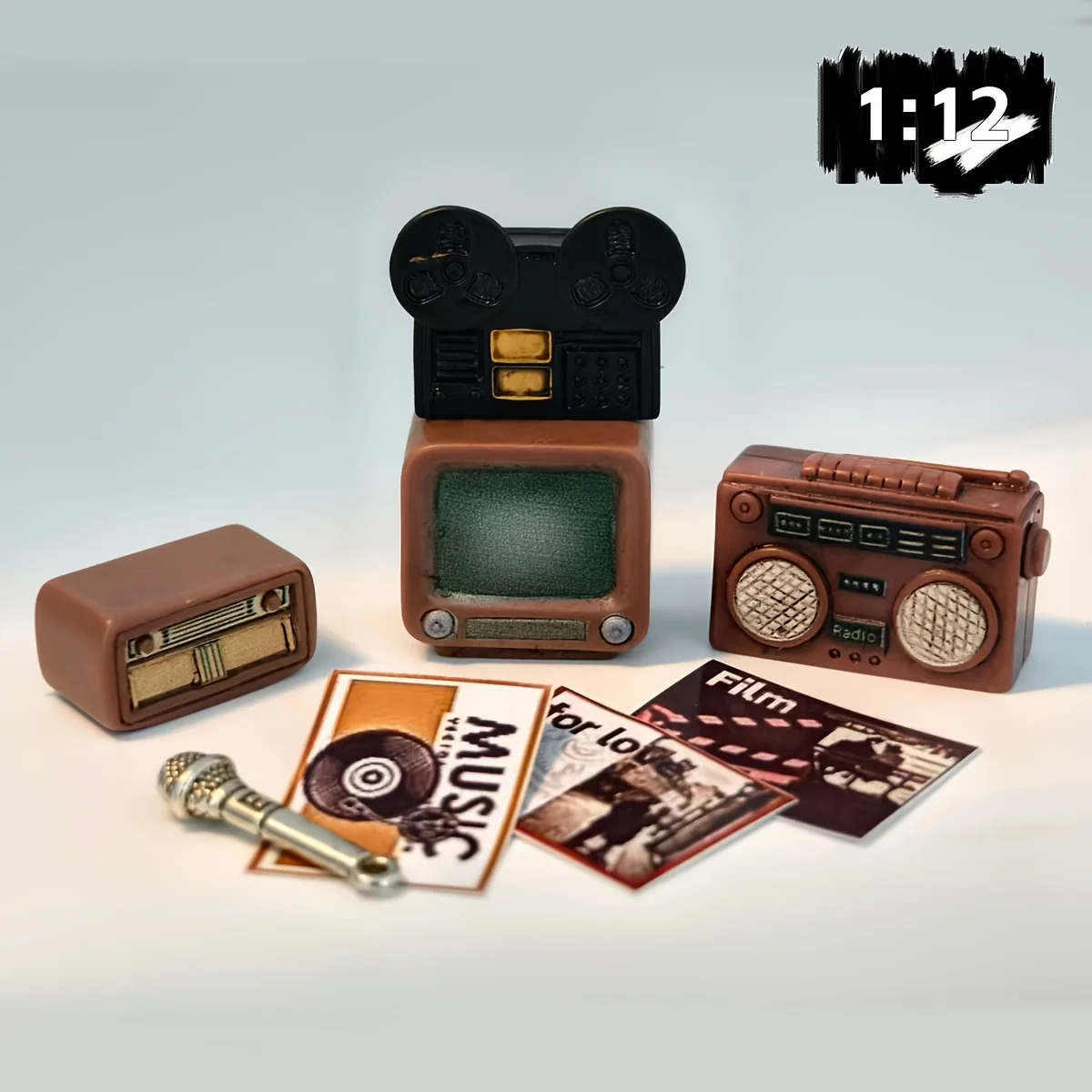 8-teiliges Retro-Miniatur-Audio-Video-Set, Projektor, Fernseher, DVD, Radio mit Mikrofon, Vintage-Puppenhaus-Filmszenen-Dekor, Sammlerstück-Geschenk – Detail 9