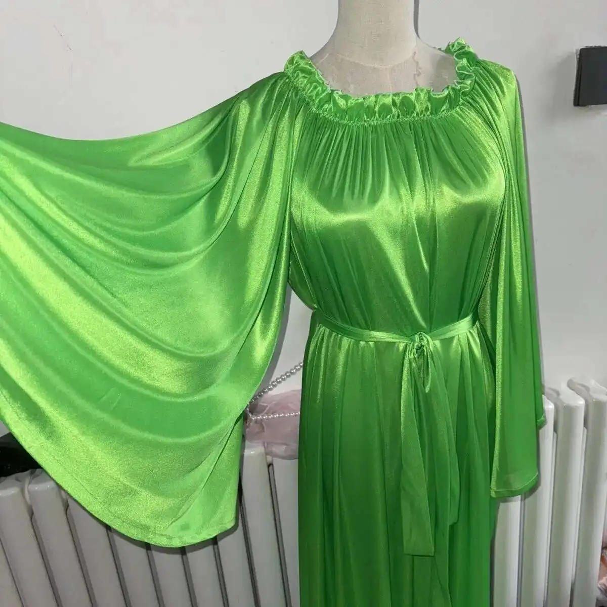 Robe longue en Satin vert brillant à volants pour femmes, ample, manches longues, grande taille, Robe de nuit Sexy