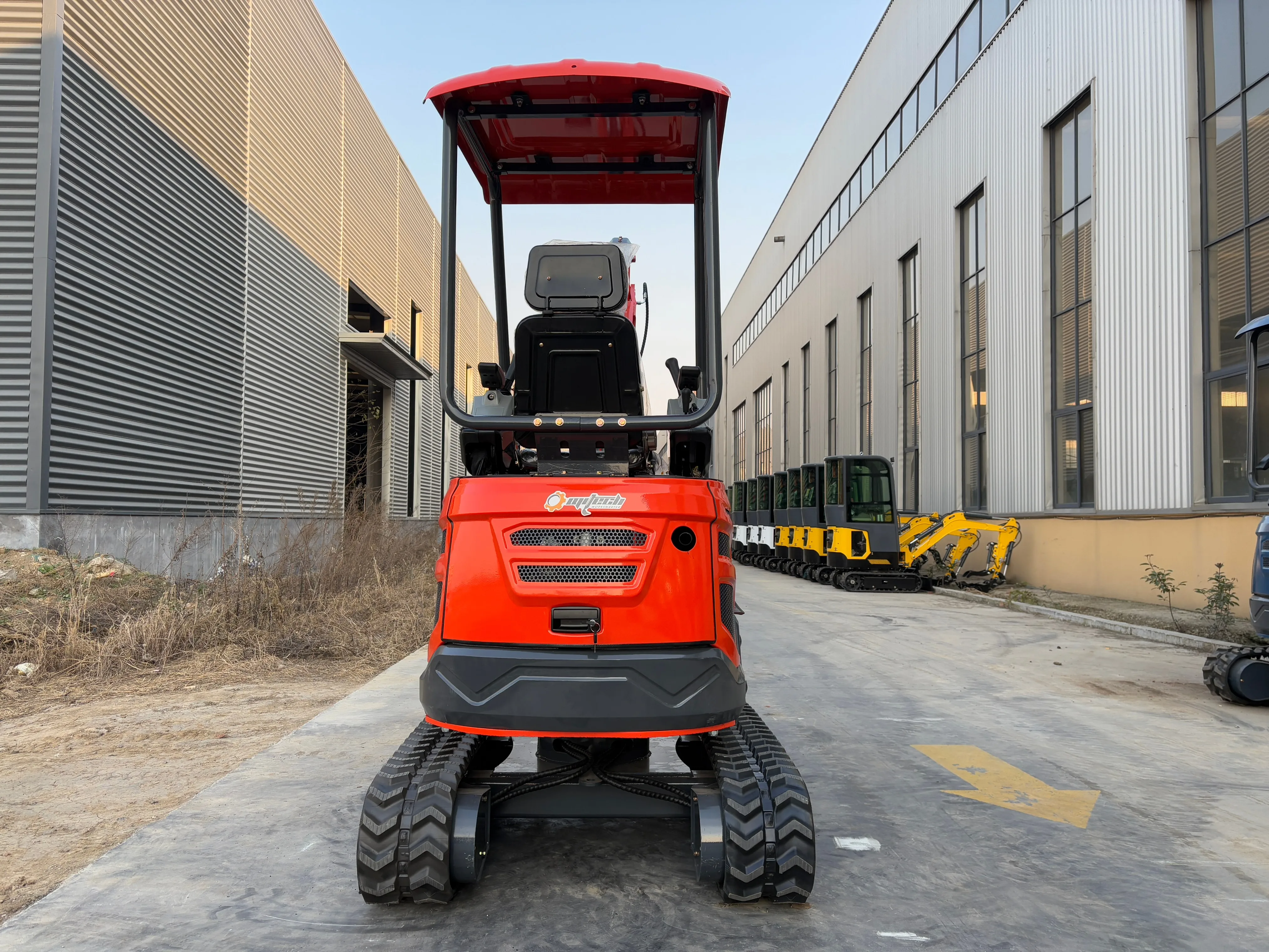 Customized Earthmoving Machinery Mini Excavator, Agricultural Small Excavator, Crawler Excavator, Small Excavator with Tilt Buck