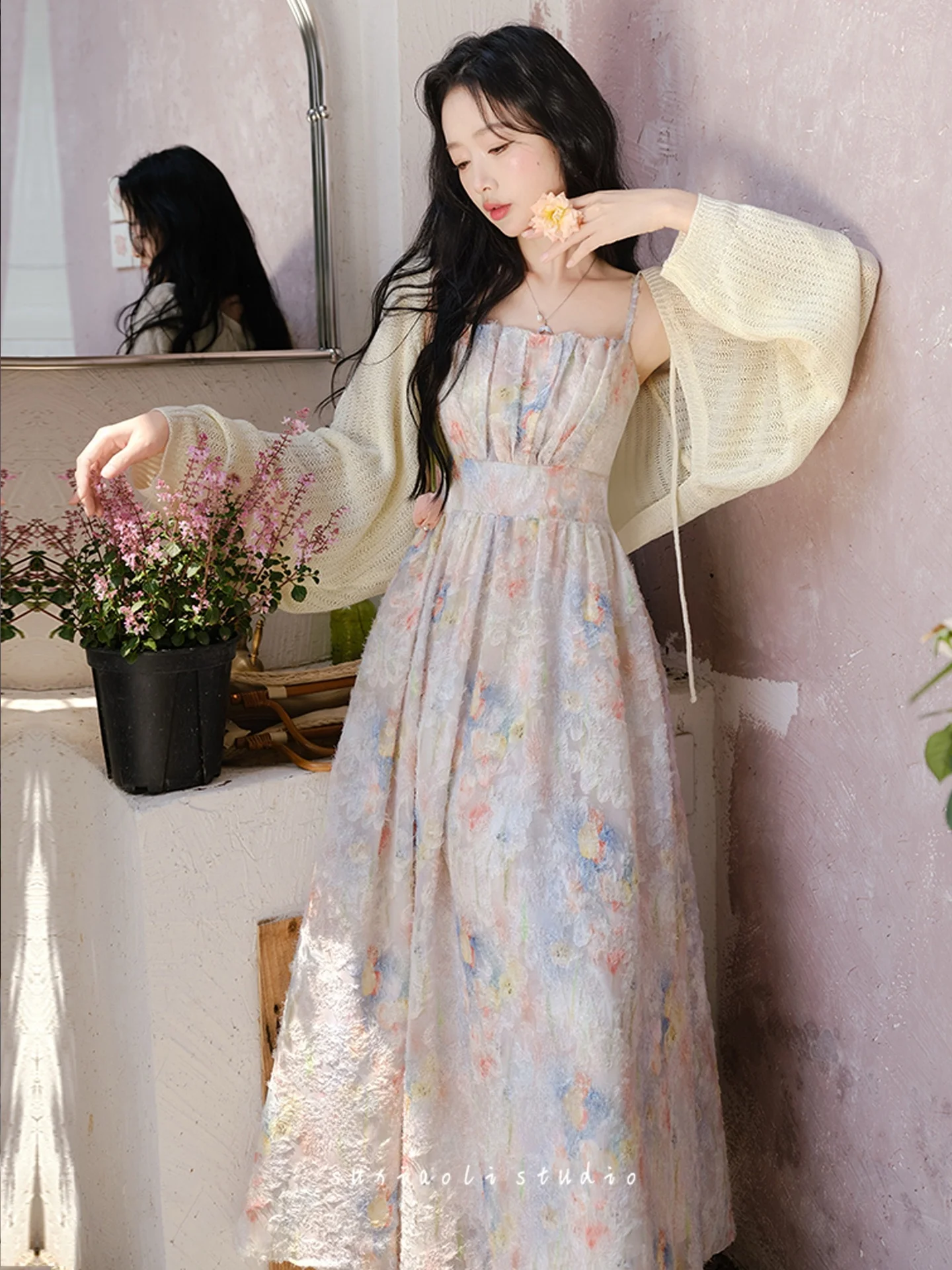 

Летний комплект для студенток: яркий кардиган и платье-халтер с цветочным принтом, юбка миди с завышенной талией, длинный рукав