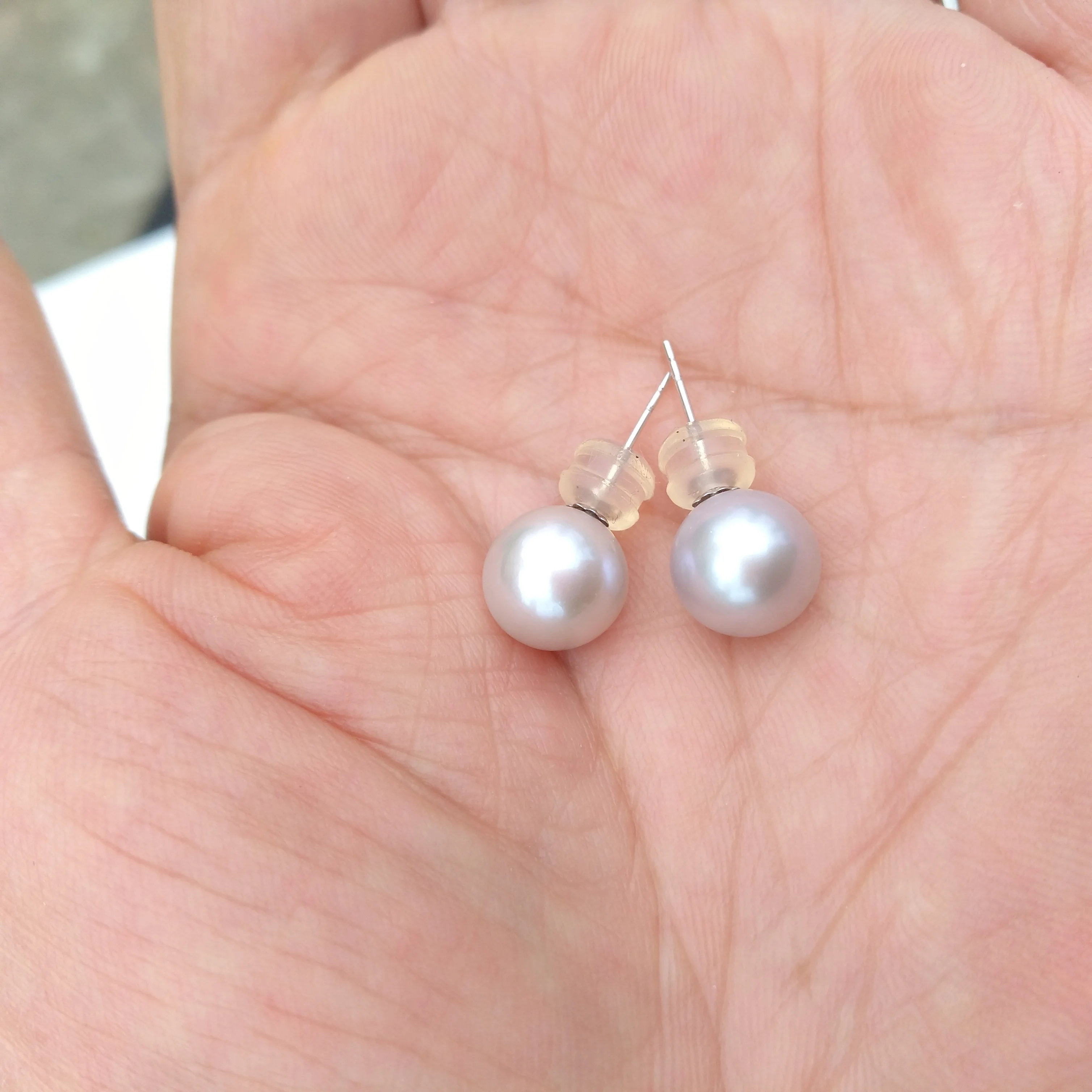 

Пара серег-гвоздиков из натурального серебра Южного моря диаметром 8–9 мм с круглым серым жемчугом