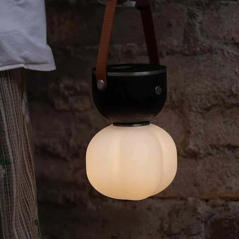 مصباح ليلي بجانب السرير مصنوع من القطن السحابي الكريمي والرياح وغرفة النوم، مصباح مكتبي شحن محمول وبسيط وحديث