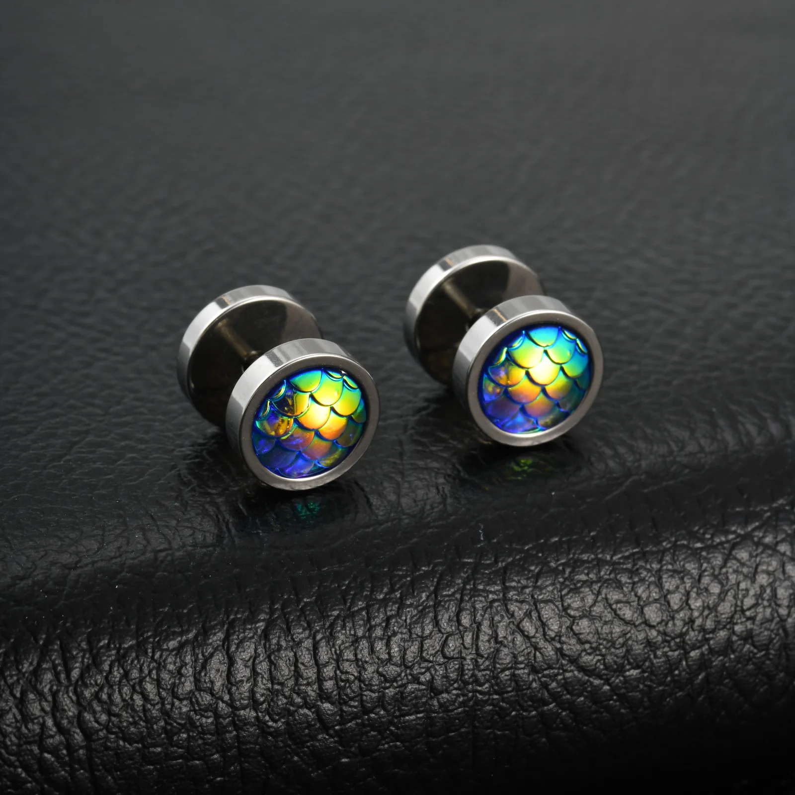 Vnox Regenbogen-Meerjungfrau-Fischschuppen-Ohrstecker, Edelstahl, antiallergisch, 10 mm, runde Ohrringe für Männer und Frauen, Piercing-Schmuck – Detail 5