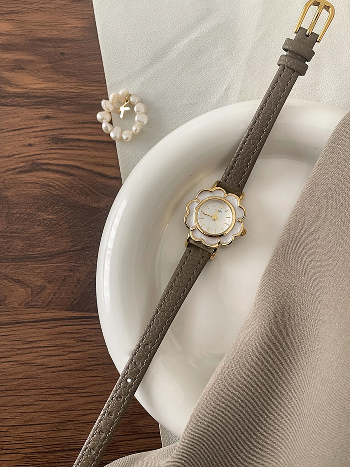 Retro Classic Women's Watch with Genuine Leather Strap Floral Design with Light Glaze and Sand-Filled Dial Commuter-Style Women'