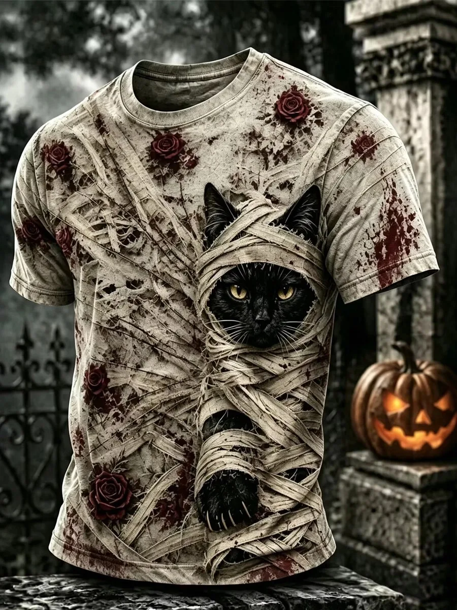 T-shirt de Halloween avec motif de momie et de chat noir, orné de bandages tachés de sang et d'imprimés de roses rouge foncé, mêlant éléments d'horreur et style streetwear.